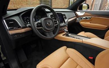 Deska rozdzielcza i przednie fotele Volvo XC90 z brązową skórą