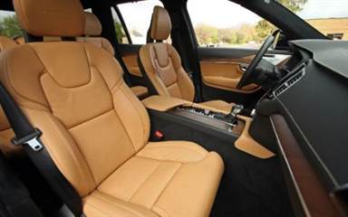 Przednia część kabiny Volvo XC90 Inscription z jasnymi detalami